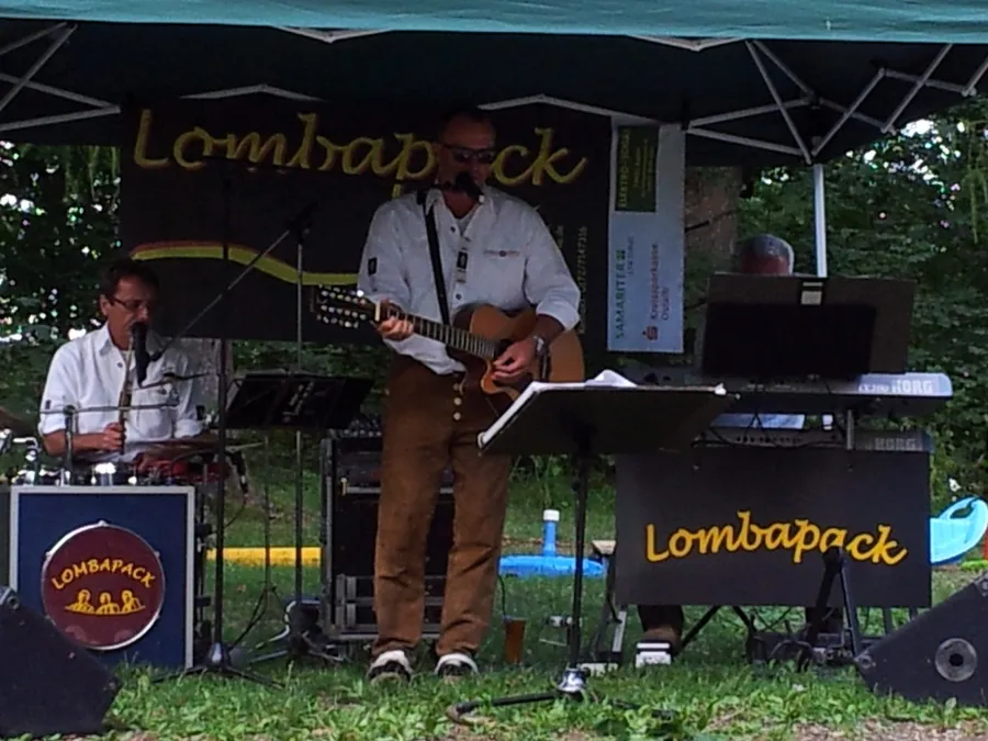 Band spielt im Biergarten