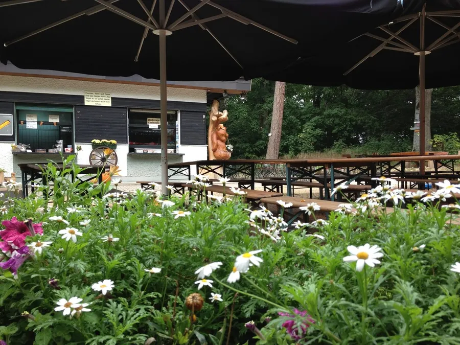 Biergarten mit Blumen
