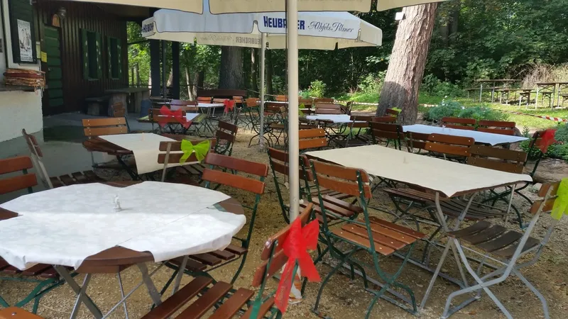 Gedeckte Tische im Biergarten