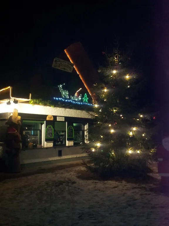 Beleuchtete Hütte bei Nacht