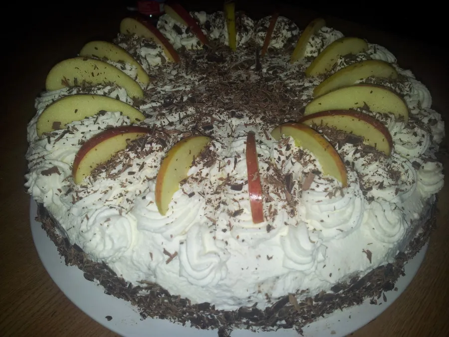 Sahnetorte mit Pfirsich