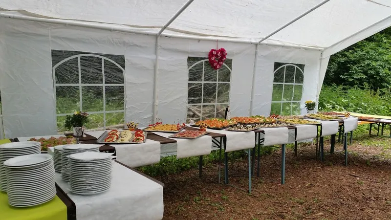 Buffet im Festzelt im Wald