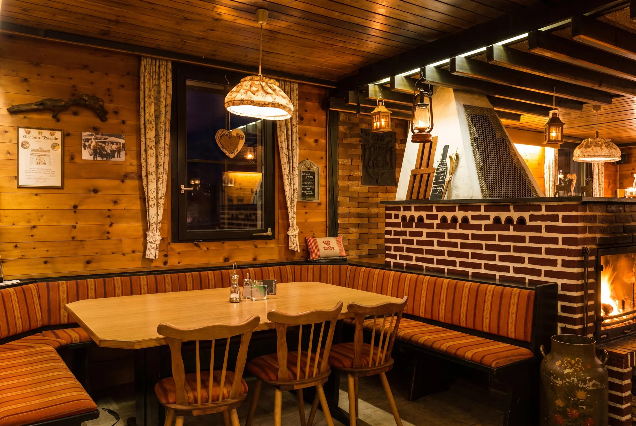Gaststube mit Eckbank und Kamin